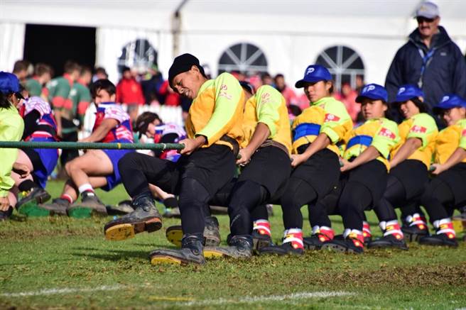中華台北－景美師大女子拔河聯隊19日起赴南非開普敦參加「2018世界盃室外拔河錦標賽」，台北時間19日展開首日比賽，即在U23混合組560kg拿下金牌。（景美女中提供）